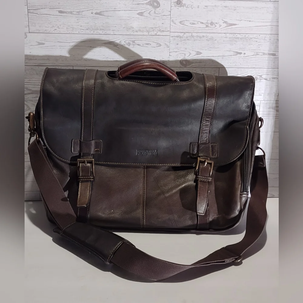 Kenneth Cole Reaction brown Colombian leather flapover messenger bag.